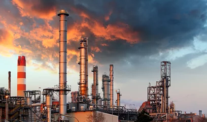 Photo sur Plexiglas Bâtiment industriel Oil refinery at twilight