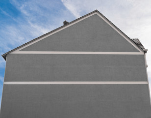 Renovierte Fassade ohne Fenster in rot grau
