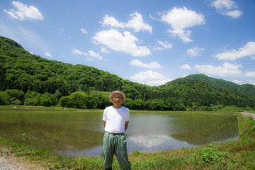 Fototapeta premium 笑顔のシニアと田舎の風景