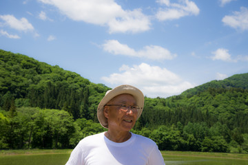 田舎の風景と笑顔のシニア