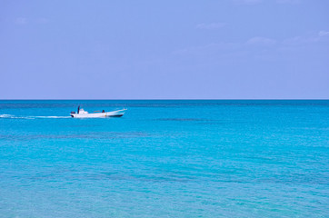 Fototapeta na wymiar 青い海と白いボート
