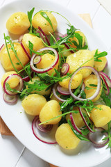 Potatoes with arugula and onion