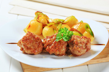 Meatball skewer and potatoes