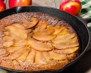 Skillet apple cake with apples