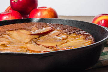 Skillet apple cake with apples