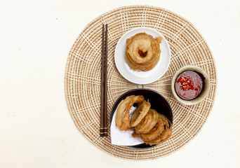 The onion ring set with red chilli sauce 