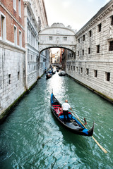 Fototapeta na wymiar Gondola approaching the Bridge of Sighs, Venice
