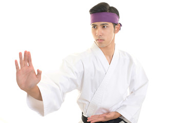 空手をする青年