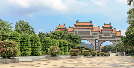 Fototapeta na wymiar Paifang Gate of Shun Feng Shan Park Shunde