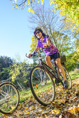 Fototapeta na wymiar fröhliche Radtour im Herbst
