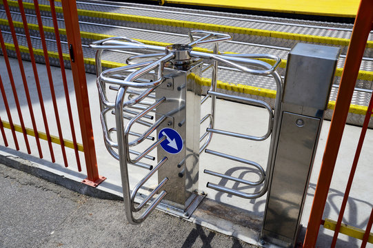 Halbhohes Drehkreuz am Fahrgesch&auml;ft