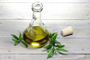 Olivenöl auf Holztisch