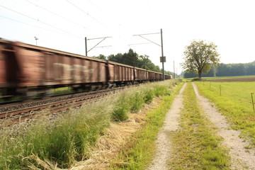 Güterzug und Wanderweg