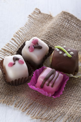 Mignon small sweet cakes on a wooden white board