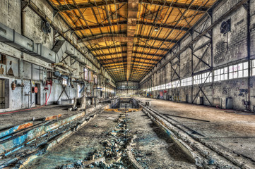 Fototapeta na wymiar Decaying industrial hall in an abandoned factory