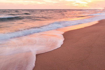 Tropisch strand bij prachtige zonsondergang.