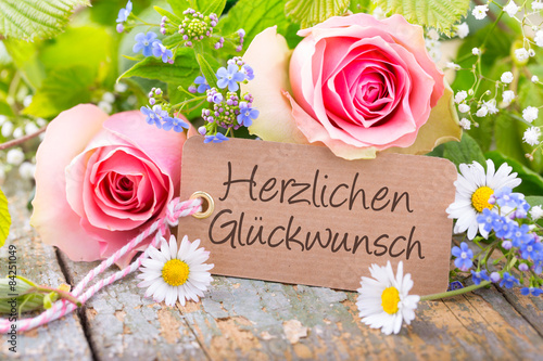 "Herzlichen Glückwunsch - Karte mit Blumenstrauß" Stockfotos und