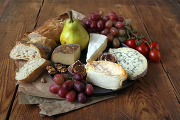 käseplatte mit obst und brot