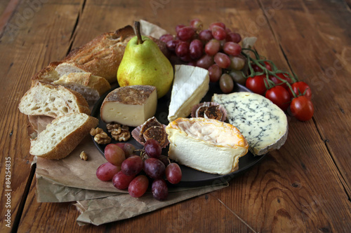&amp;quot;käseplatte mit obst und brot&amp;quot; Stockfotos und lizenzfreie Bilder auf ...