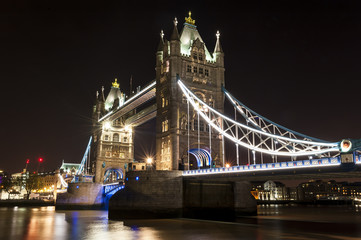 Fototapeta na wymiar Tower bridge by night