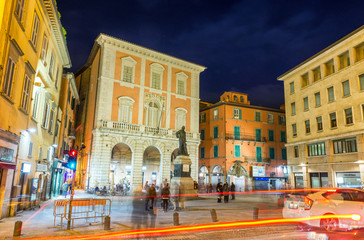 Obraz na płótnie Canvas PISA, ITALY - MAY 24, 2014: Tourists in Garibaldi Square at nigh