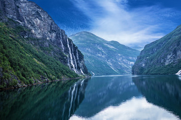 Panele Szklane Podświetlane  Geiranger fjord, Norway: landscape with mountains and waterfalls