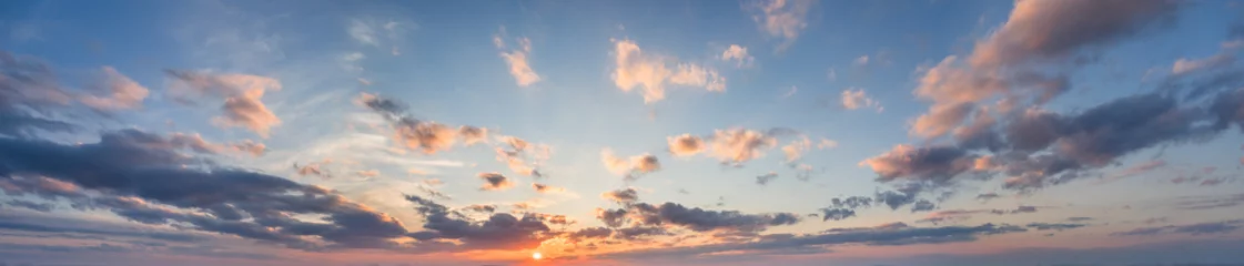 Poster blauw panorama van de lucht bij zonsondergang met wolken en zon © andy_di