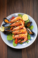 Tiger Garnelen teller mit gebratenen tomaten und Miesmuscheln 