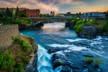 Poster Spokane Falls und Blick auf Gebäude in Spokane, Washington. © jonbilous