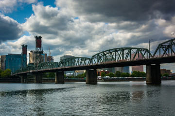 Obraz premium The Hawthorne Bridge over the Williamette River, in Portland, Or