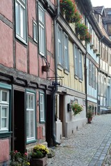 Gasse mit alten Fachwerkhäusern in Quedlinburg