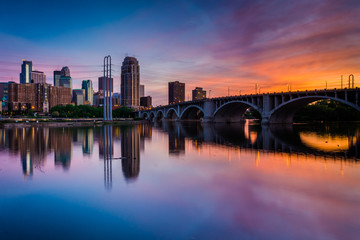 Fototapeta na wymiar Sunset over the Minneapolis skyline and Mississippi River, in Mi