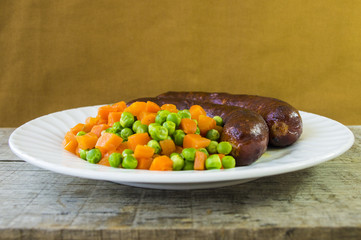 Sausages with peas and carrots