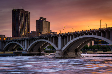 Fototapeta na wymiar The Central Avenue Bridge and Mississippi River at sunset, in Mi