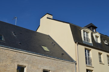 Pignon et toiture d'immeuble.