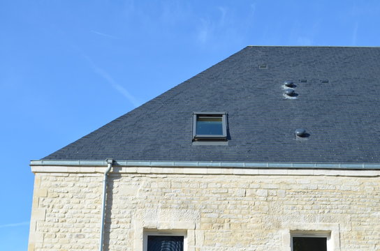 Fa&ccedil;ade et toiture en ardoises.