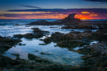 Obraz premium Tide pools at sunset, at Little Corona Beach, in Corona del Mar,