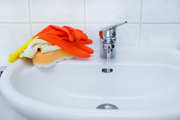 cleaning - Waschbecken putzen, Handschuh, Lappen
