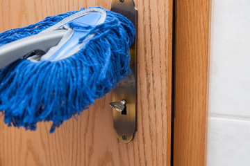 cleaning - Staubwedel,  Türklinke putzen
