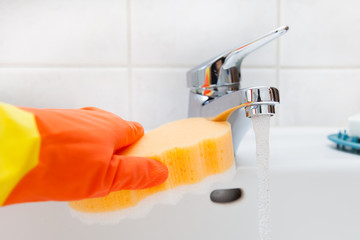 cleaning - Waschbecken putzen, Schwamm