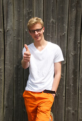Teenager mit Daumen hoch
