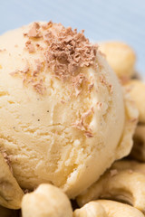 Kugel Cashew-Eis mit Schokoraspeln
