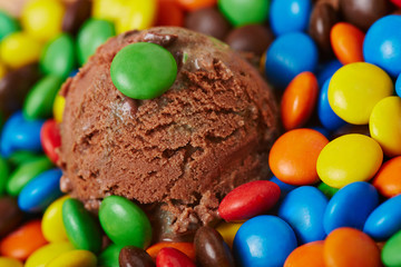 Schokoladeneis mit bunten Schokodragees