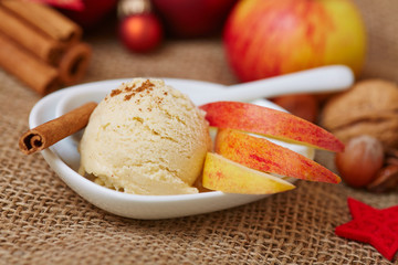 Zimteis zu Weihnachten mit Apfel und Nüssen