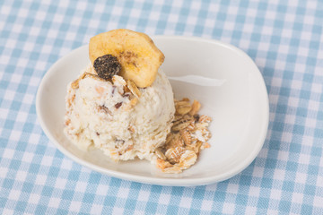 Eine Kugel Müslieis mit Haferflocken