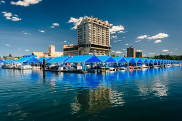 Foto op Plexiglas Marina and buildings along Lake Coeur d'Alene, in Coeur d'Alene, © jonbilous