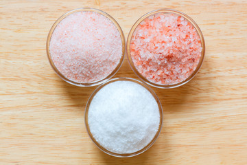 Obraz na płótnie Canvas Himalayan pink salt, and white sea salt in the glass bowls