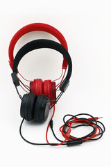 rote und schwarze Kopfhörer
