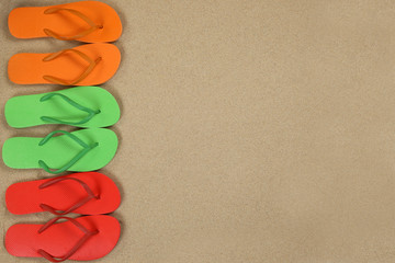 Flip Flops Sandalen am Strand im Sand mit Textfreiraum