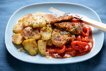 Sojasteaks mit Letscho und Bratkartoffeln, vegan